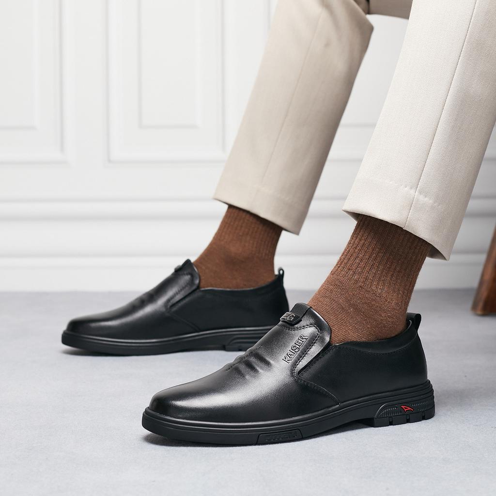 First layer cowhide men's business casual leather shoes 2026 new men's genuine leather one foot pedal all black soft sole official shoes