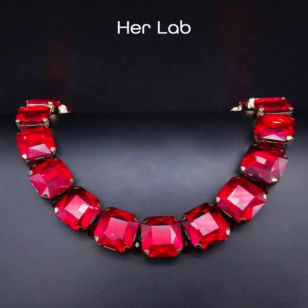 Her Lab | Квадратное сверкающее кластерное ожерелье с кубическим цирконием и красными цепочками для женщин