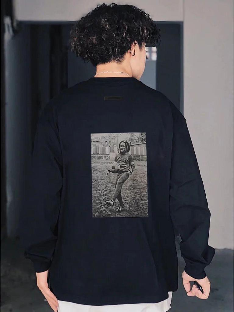 ESSENTIALS Футболка унисекс с длинным рукавом из хлопка с принтом футбольного мяча и тремя полосками