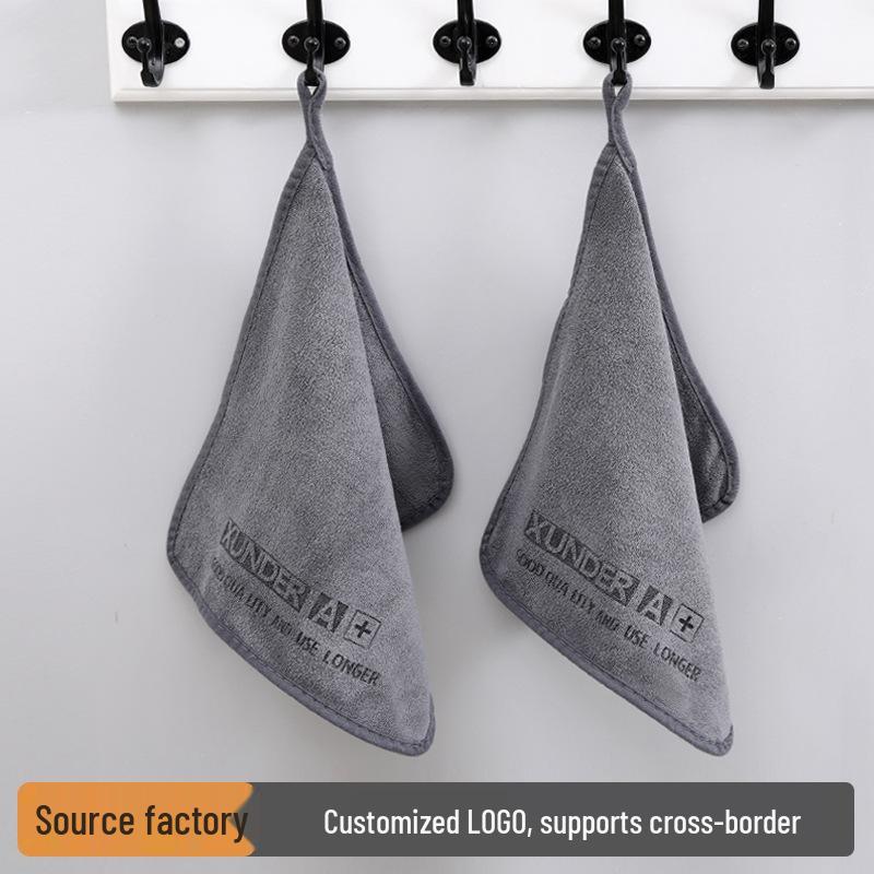 Впитывающее воду безворсовое полотенце из микрофибры для чистки автомобиля