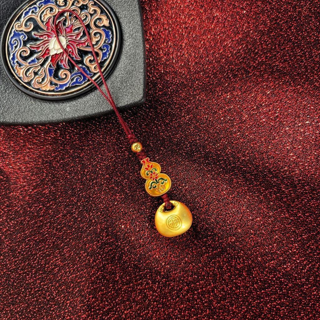 Древний золотой брелок-подвеска с красной веревкой на удачу
