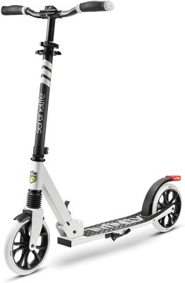 Доска для самоката Kickboard Складной руль, который можно отрегулировать по высоте в 3 положениях Поставляется с регулируемым по длине плечевым ремнем Удобно переносить и хранить