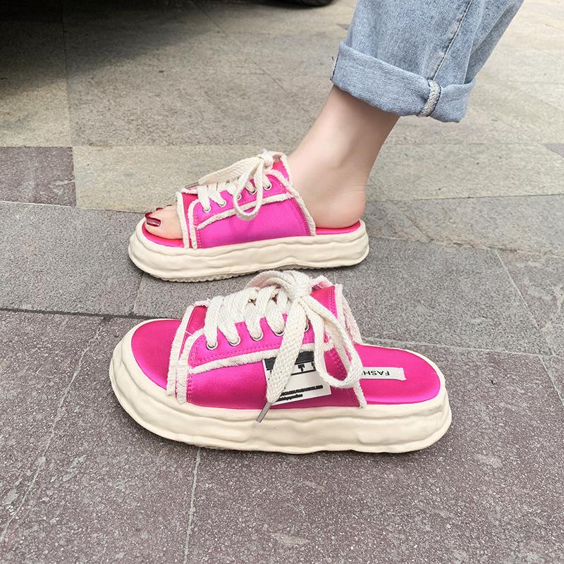 Женская обувь Fish Mouth Cool Half Slippers 2024 Летняя новая одежда на толстой подошве Модные атласные повседневные парусиновые тапочки