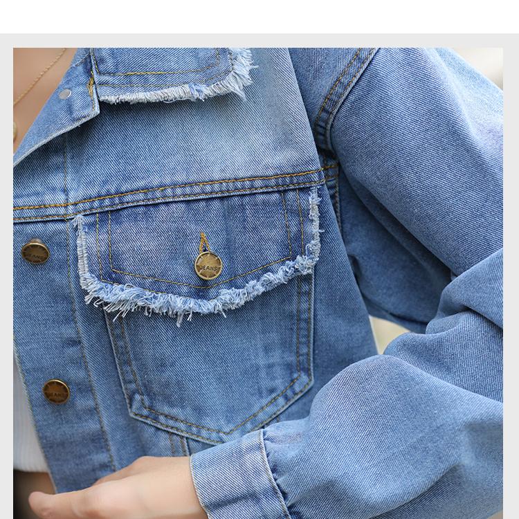 Повседневная и удобная женская джинсовая куртка голубого цвета свободного кроя.