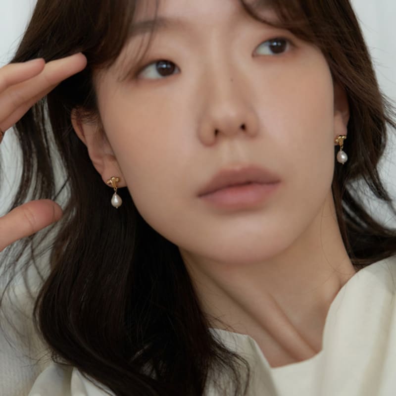 Dawn of Me New. Classic Pearl Drop Earring