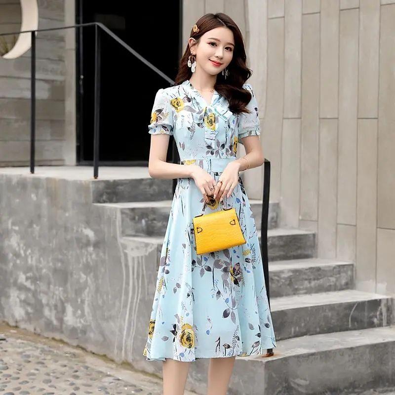Нишевое обтягивающее платье с короткими рукавами и принтом. Милое платье из искусственного ледяного шелка с небольшим цветочным принтом и галстуком-бабочкой. Узкие платья с пышными рукавами и поясом.