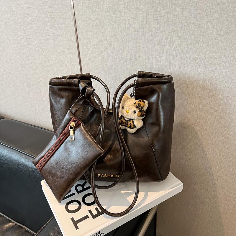 Large capacity tote bag 2026 autumn and winter new versatile commuter shoulder underarm bag premium texture handbag