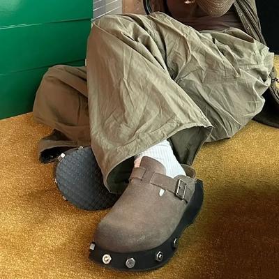 2024 Новые шикарные женские туфли-мюли из коровьей замши с заклепками в стиле панк, брендовые модные удобные повседневные туфли на плоской подошве высокого качества