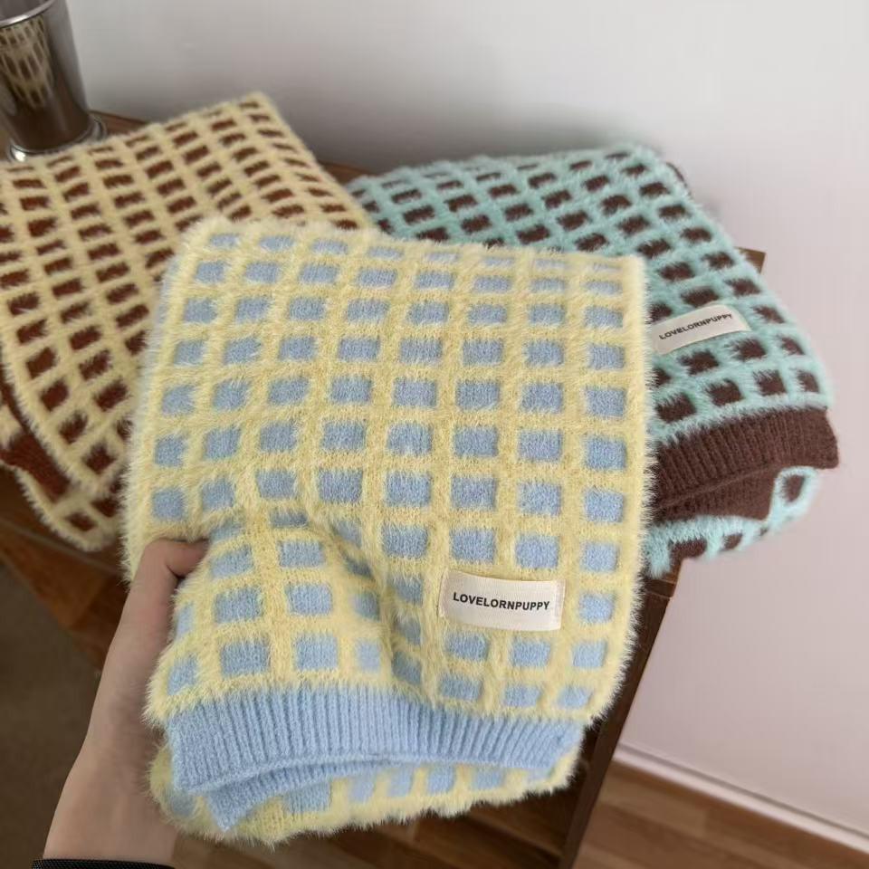 Small Checkered Knit Scarf - Soft, Non-Shedding, with a Cozy Feel for Autumn and Winter