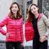 Упакуйте новую женскую одежду, легкую и тонкую женскую двухстороннюю женскую одежду с капюшоном, наденьте короткие пуховики на обе стороны и отправьте одну вещь