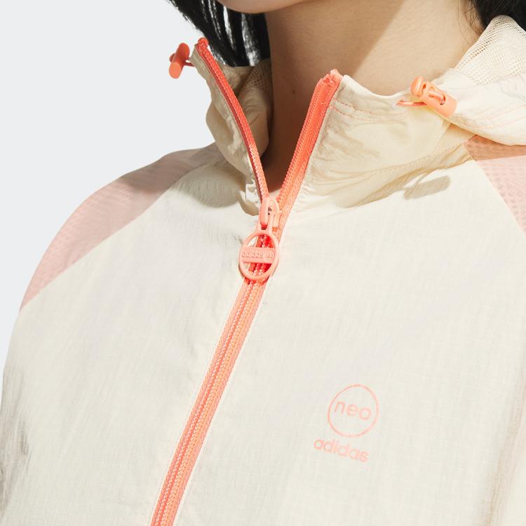 adidas Коллективная ветровка Neo Vibe с цветными блоками и капюшоном. Женская верхняя одежда Rock-Layer Sandstorm IA6724.