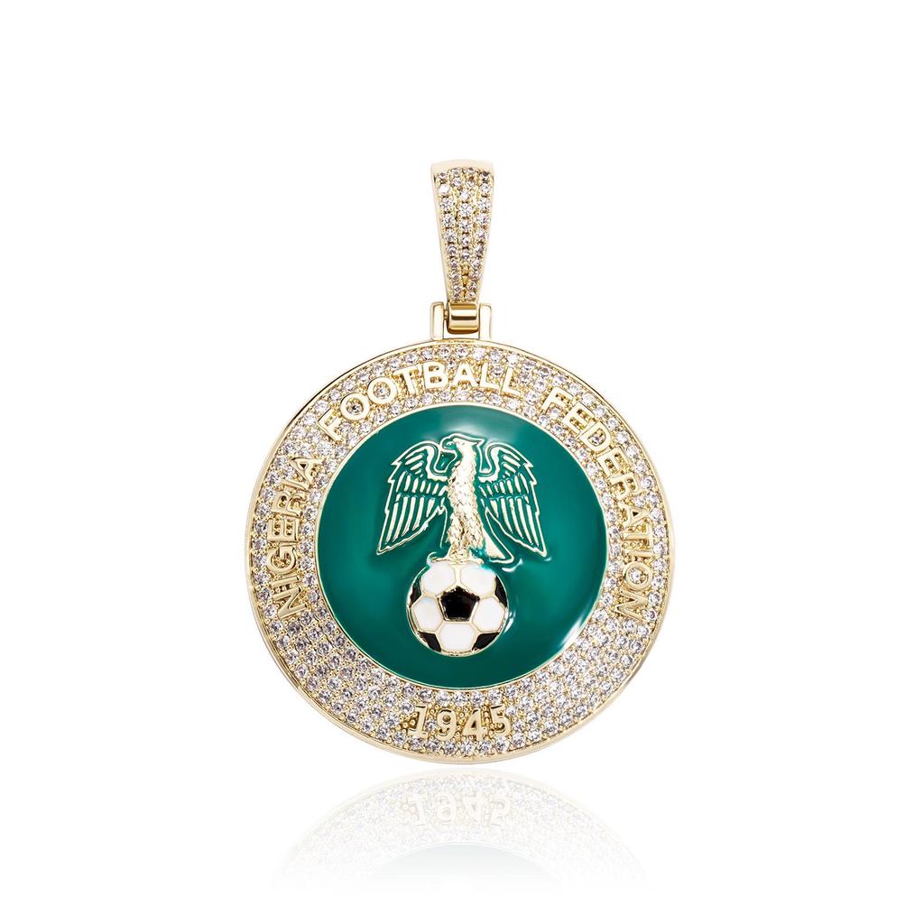 Красочная подвеска в стиле хип-хоп с эмблемой футбольного клуба, выполненная в технике перегородчатой эмали