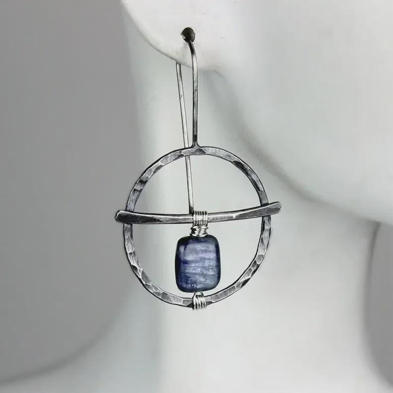 Европейские и американские серьги-кольца из серебра 925 пробы с кованой отделкой и лазуритом