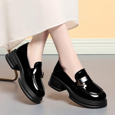 Модные туфли на платформе Новые женские туфли Мягкая кожа Толстые каблуки Британский маленький круглый носок Металлические украшения Белые кожаные туфли