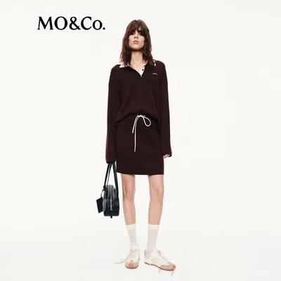 Женское вязаное короткое платье прямого кроя с воротником-поло