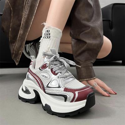 Модная тенденция увеличивает платформу папы обувь женские 2025 новые осень и зима популярные бархатные легкие жареные уличные кроссовки