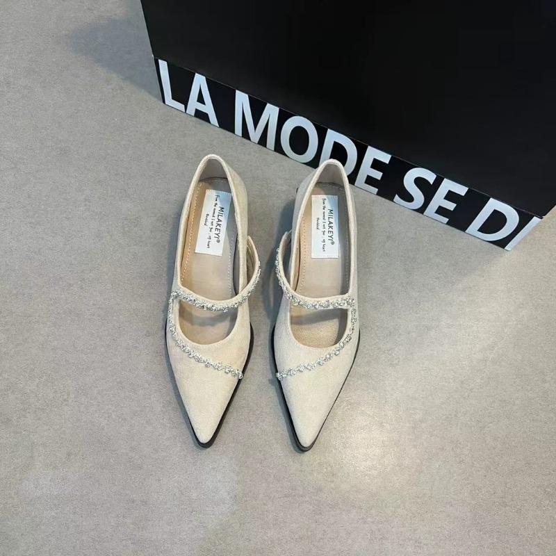 Модная женская обувь-лодочки на низком каблуке с острым носком, ремешком с прямой пряжкой и цепочкой со стразами, новая весенняя уличная обувь из ПУ с низким верхом 2025