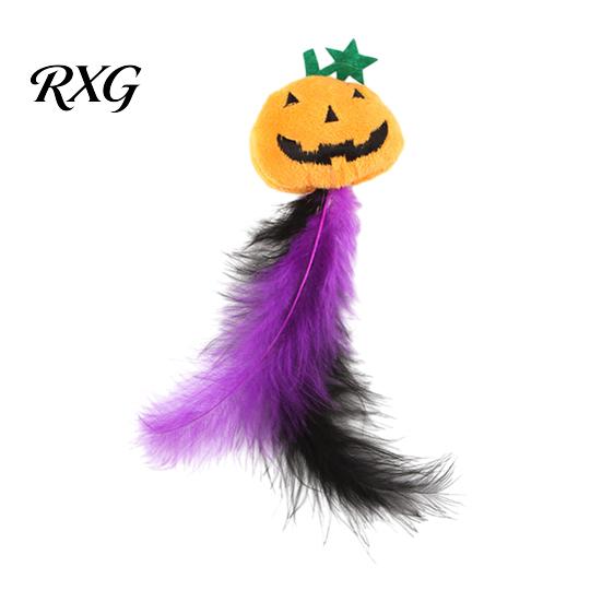 Soft Cat Chew Toy Halloween Pumpkin Toy, Squeaky Stuffed Self-entertainment Plush with Feathers for Indoor Cats