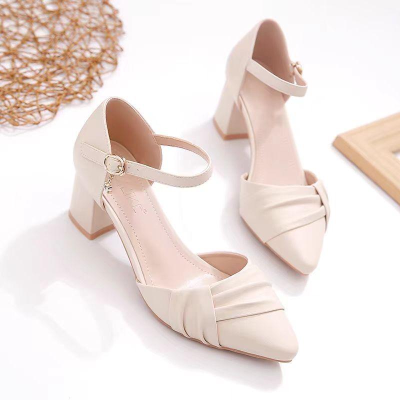 Женские туфли на лето 2024 года с мягкой подошвой, одним ремешком и острым носком на среднем каблуке