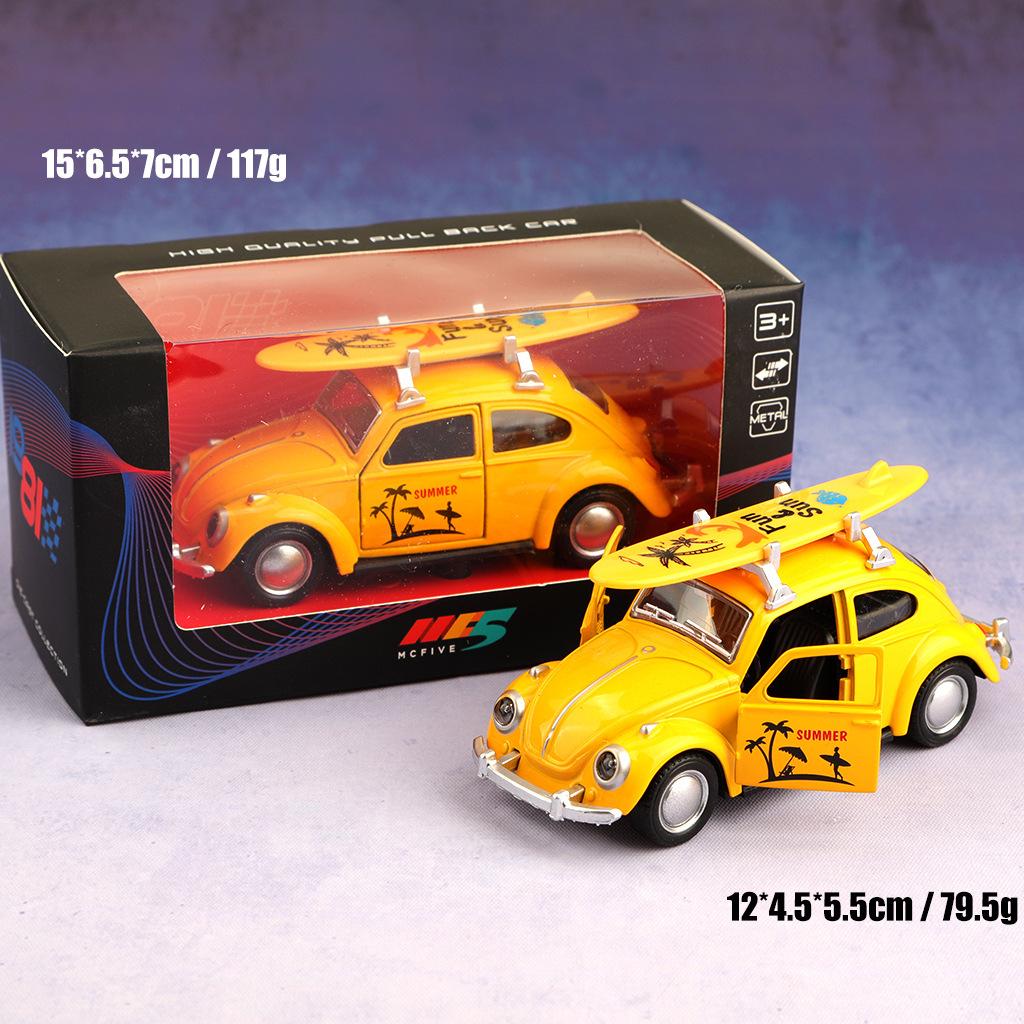 1:36 Красный литой автомобиль Volkswagen Beetle с доской для серфинга, Металлическая модель с механизмом оттягивания и открывающимися дверями, Ретро-игрушка для летнего пляжа для детей