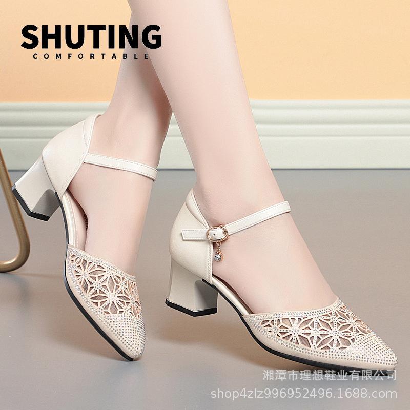 Модные дышащие босоножки со стразами и полым острым носком, женские, лето 2024, мягкие кожаные босоножки на среднем блочном каблуке для мамы