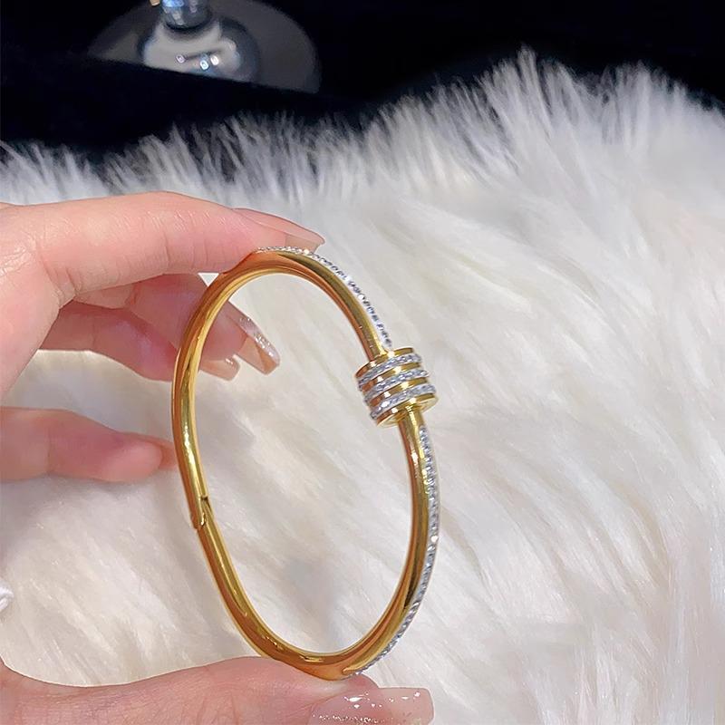 Hot-Selling Titanium Steel Luxury Bracelet Collection: Versatile Design