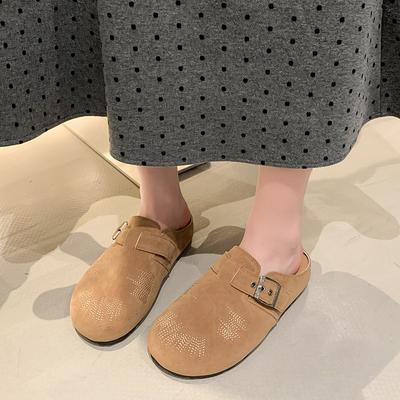 Маленькая женщина носит сумку на голове весной и летом, а также новые туфли-лодочки на толстой подошве без задника и полушлепанцы.