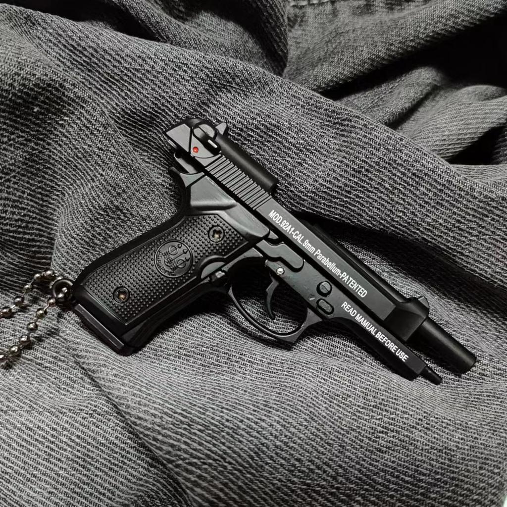 Alloy 1:3 Scale 92F Pistol Keychain Mini M9a3 Toy Gun Weapon Model Metal Keychain For Adult Kids Christmas Gift
