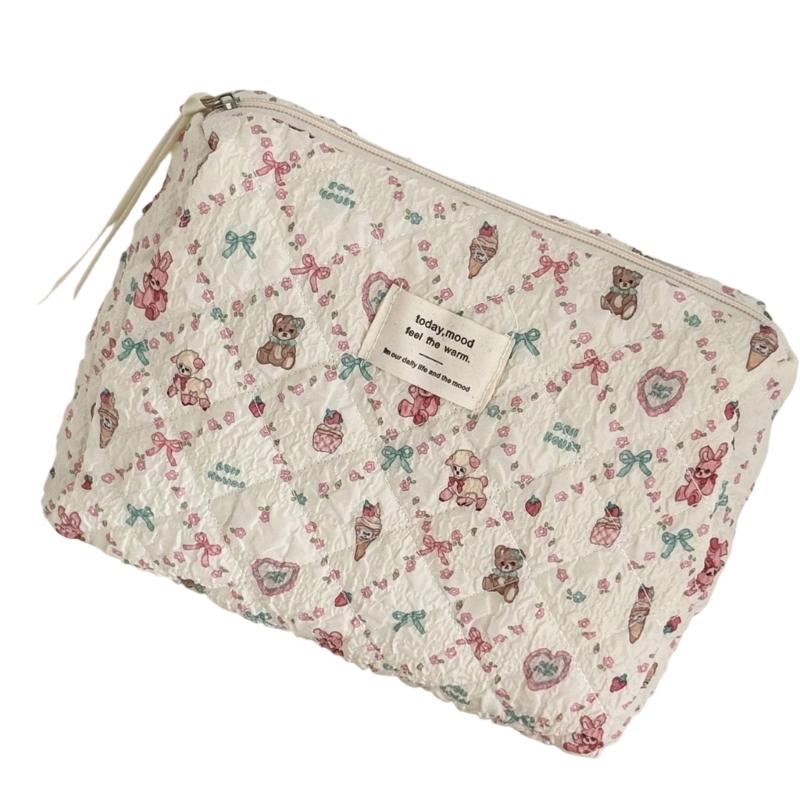 Modern Quilted Carry Bag Polyester Construction Multiple Section Storage For Daily Essential