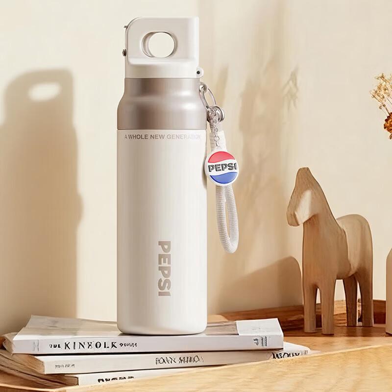 Изолированная спортивная бутылка Pepsi для двух напитков