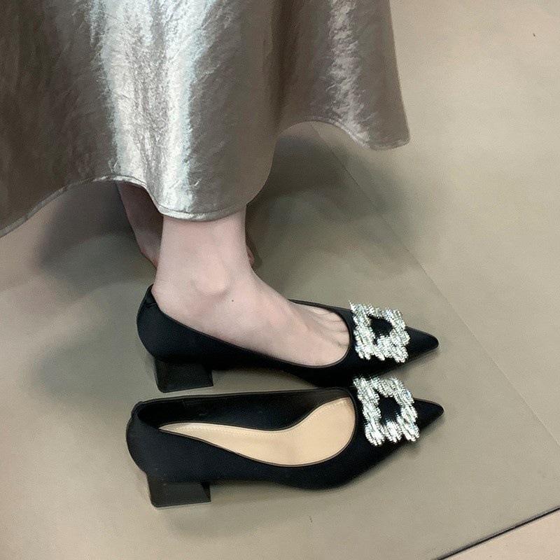 Модная женская обувь на толстом каблуке с квадратной пряжкой с бриллиантами, одинарная обувь, женская новая модная атласная обувь на среднем каблуке с острым носком, свадебная обувь