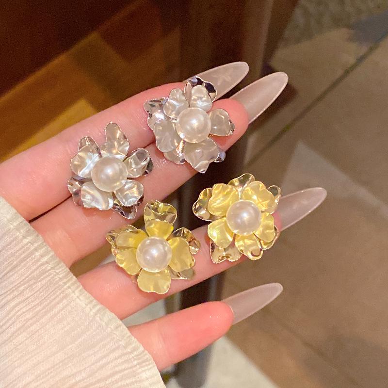 Роскошные серьги-пусеты с жемчугом и цветами: Шикарный европейский и американский металлический дизайн для женщин