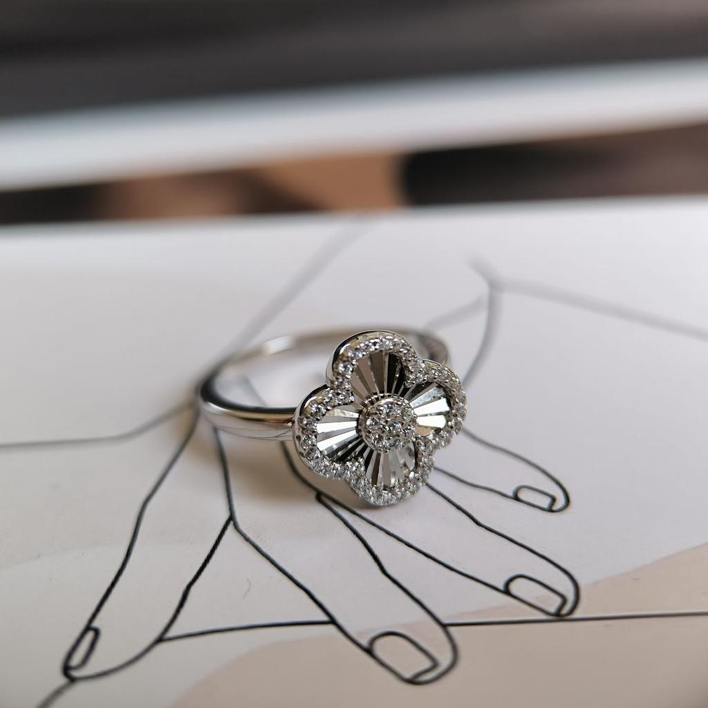 Серебряное кольцо с фианитами, вес изделия 4,94 гр (2182610)