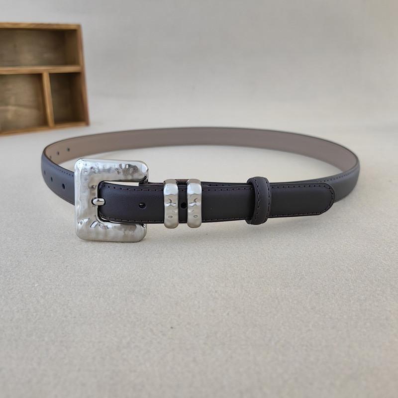 Женский дерма-пояс минималистичного стиля с металлической пряжкой-булавкой, формирующий талию для платья