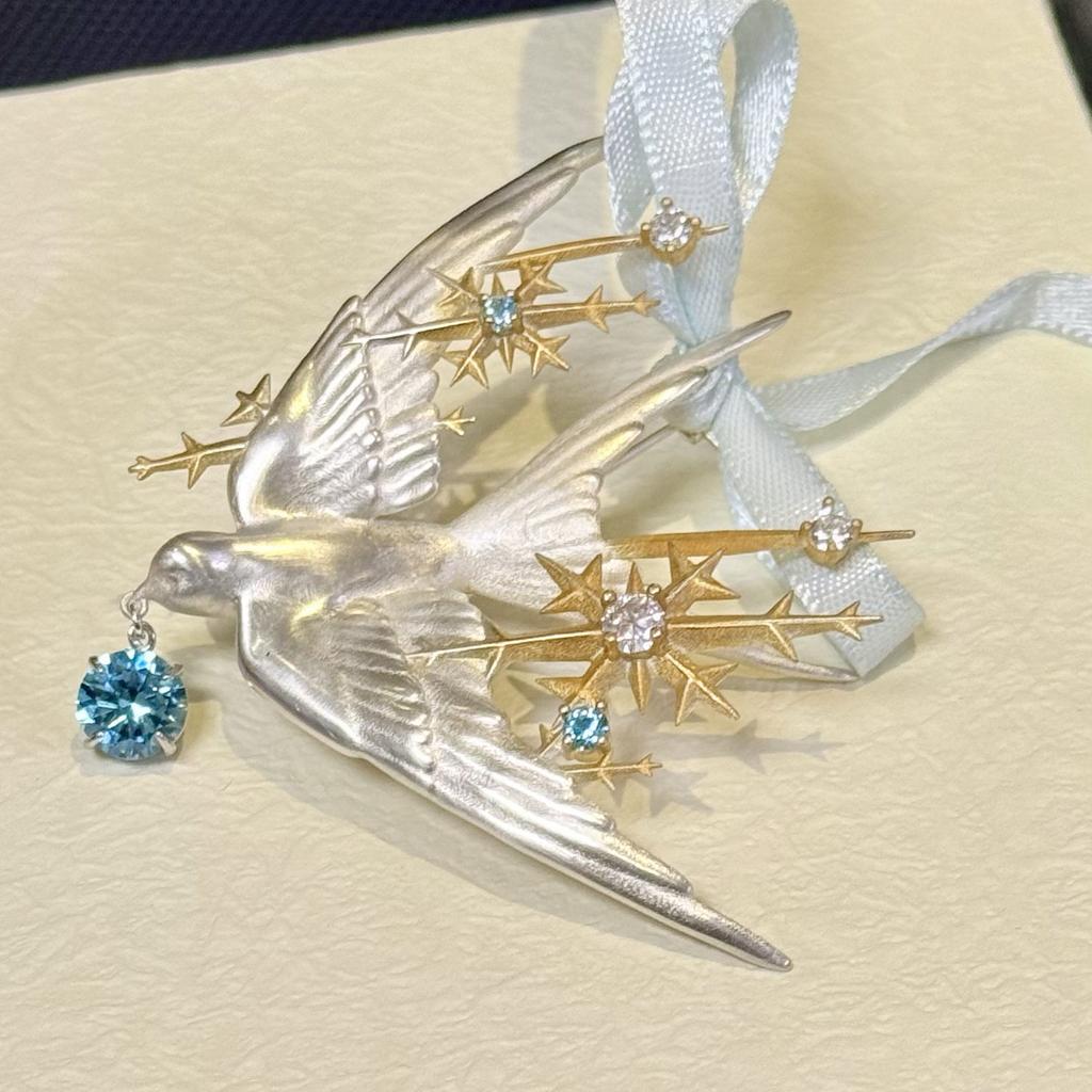 Vintage Celestial Brooch for Women Star & Swallow Crystal Brooch Pin Elegant Statement Jewelry Romantic Gift for Her