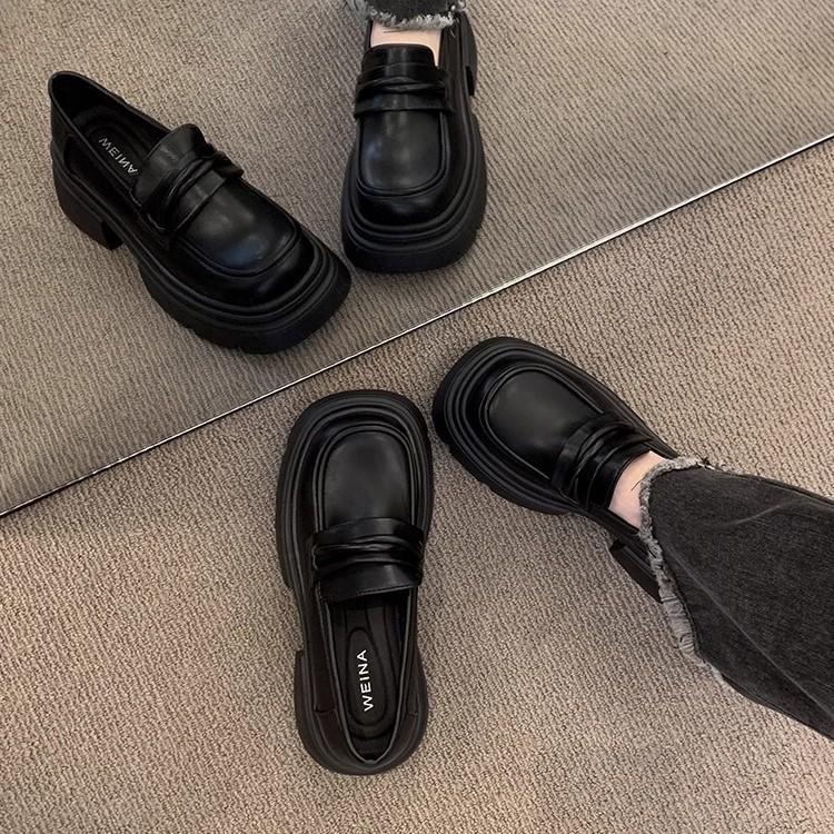 Черные туфли на платформе из маленькой кожи женские 2025 новые британские ретро универсальные увеличивающие рост одинарные туфли универсальные лоферы в стиле колледжа