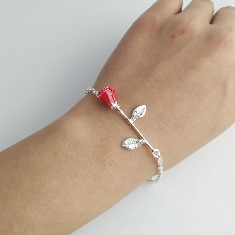 Элегантный браслет с красной розой — модный, простой цветочный дизайн для милого прикосновения