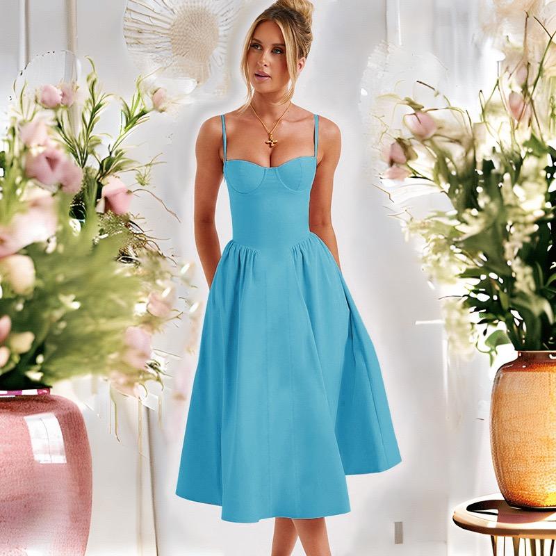 Женское платье с подтяжками и поясом на талии