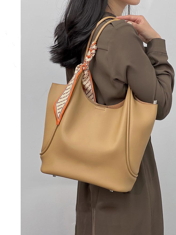 Сумка-тоут весна-лето 2025 новая модная сумка под мышку женская сумка нишевая высококлассная мягкая кожаная на плечо для поездок на работу