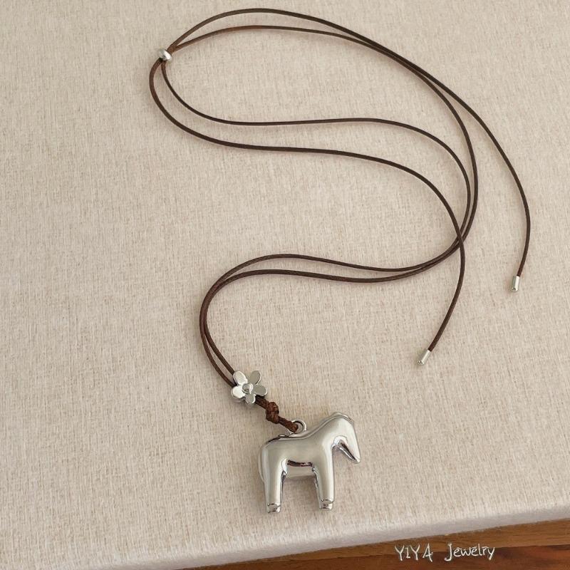 Милые ожерелья-подвески в виде мультяшной лошадки и цветка с гладкой металлической поверхностью для женщин, длинные регулируемые чокеры на вощеной веревочной цепочке