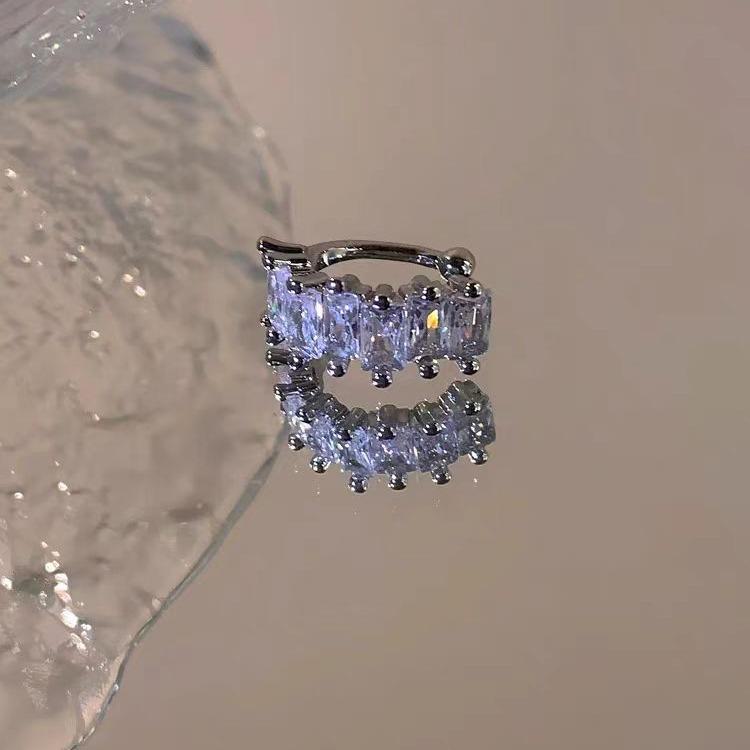 Elegant Zircon Ear Cuff: Luxurious, Shiny Non-Pierced Earring with Unique Design and Chic Personality