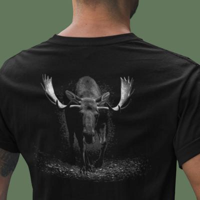 Футболка с лосем - Величественный лось природа / на открытом воздухе - изображение на спине