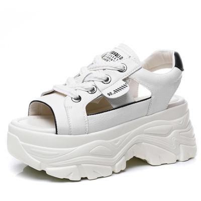 Модные 8 см тапочки из натуральной кожи, на шнуровке, разноцветные босоножки с открытым носком, на платформе и танкетке, женские летние белые шлепанцы