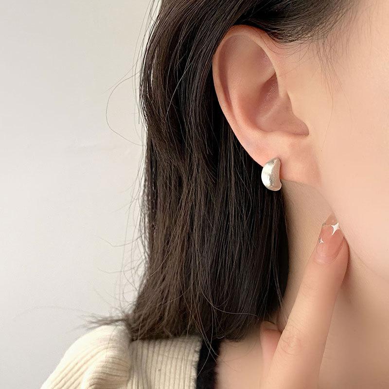 Простые и легкие роскошные матовые мерсеризованные серьги-каракули с бобами, нишевый дизайн, универсальные серьги, новый стиль