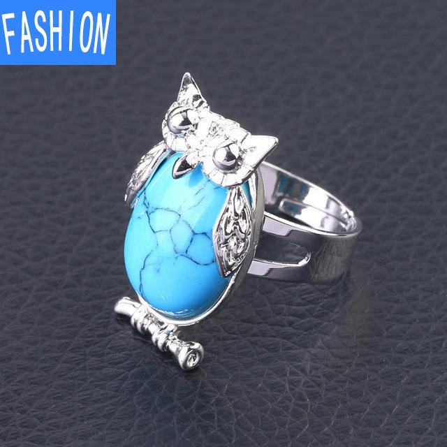 Металлическое регулируемое кольцо с выпуклым натуральным кристаллом в виде совы