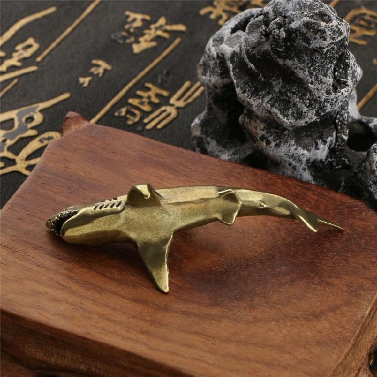 Детализированная фигурка акулы Медная фигурка акулы для улучшения эстетики дома и витрин коллекционеров Настольное украшение