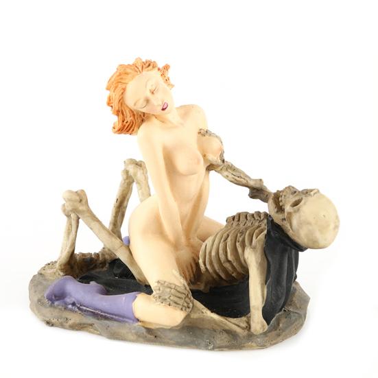 Wear-resistant Anti-deform Stylish Vivid Eye-catching Couple Sculpture Novelty Desk Statue Ornament Art Statue