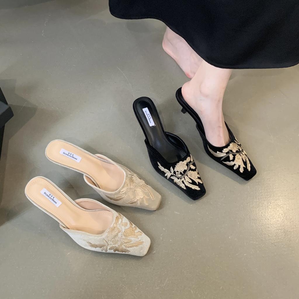 Осенние модные женские тапочки с квадратным носком и вышитым цветком, замшевые тапочки на высоком каблуке, подиумная домашняя домашняя обувь