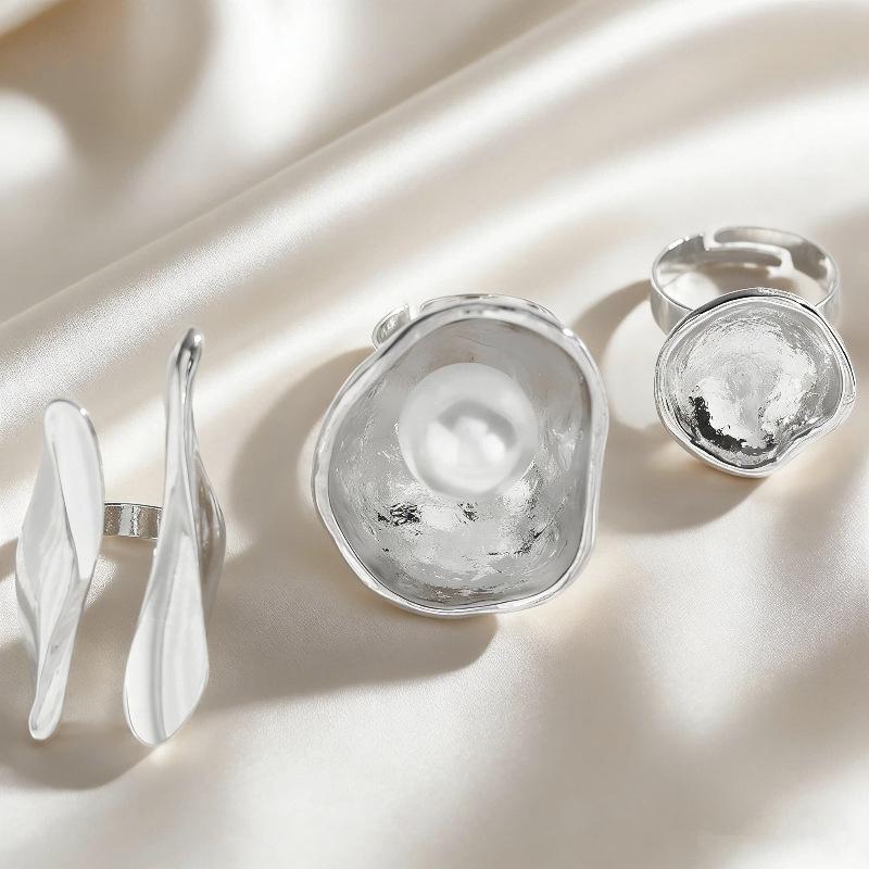 Niche Design Metal Texture Trumpet Flower Shaped Rings for Women Fashion Imitation Pearl Geometric Layered Ring Jewelry Set Gift