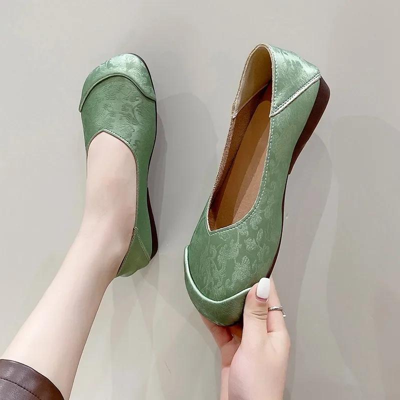 Стиль 2024 года. Модные и удобные женские туфли на плоской подошве без застежек с квадратным носком. Универсальная женская обувь на весну и осень.